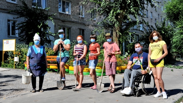 Щоб справитися з тягарем карантину, деякі українці присвячують свій час садівництву